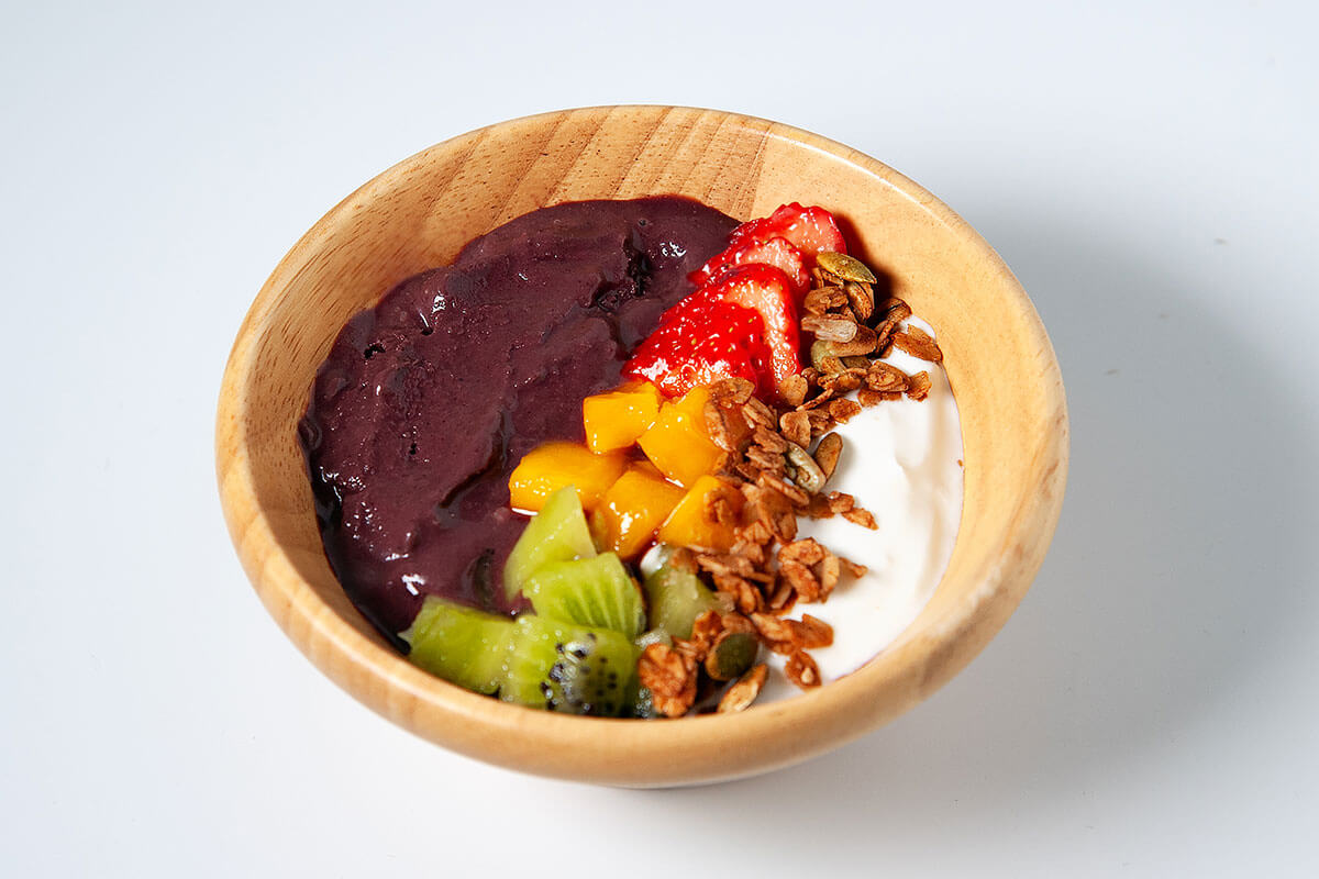 ボリュームのあるトッピングのアサイーボウル